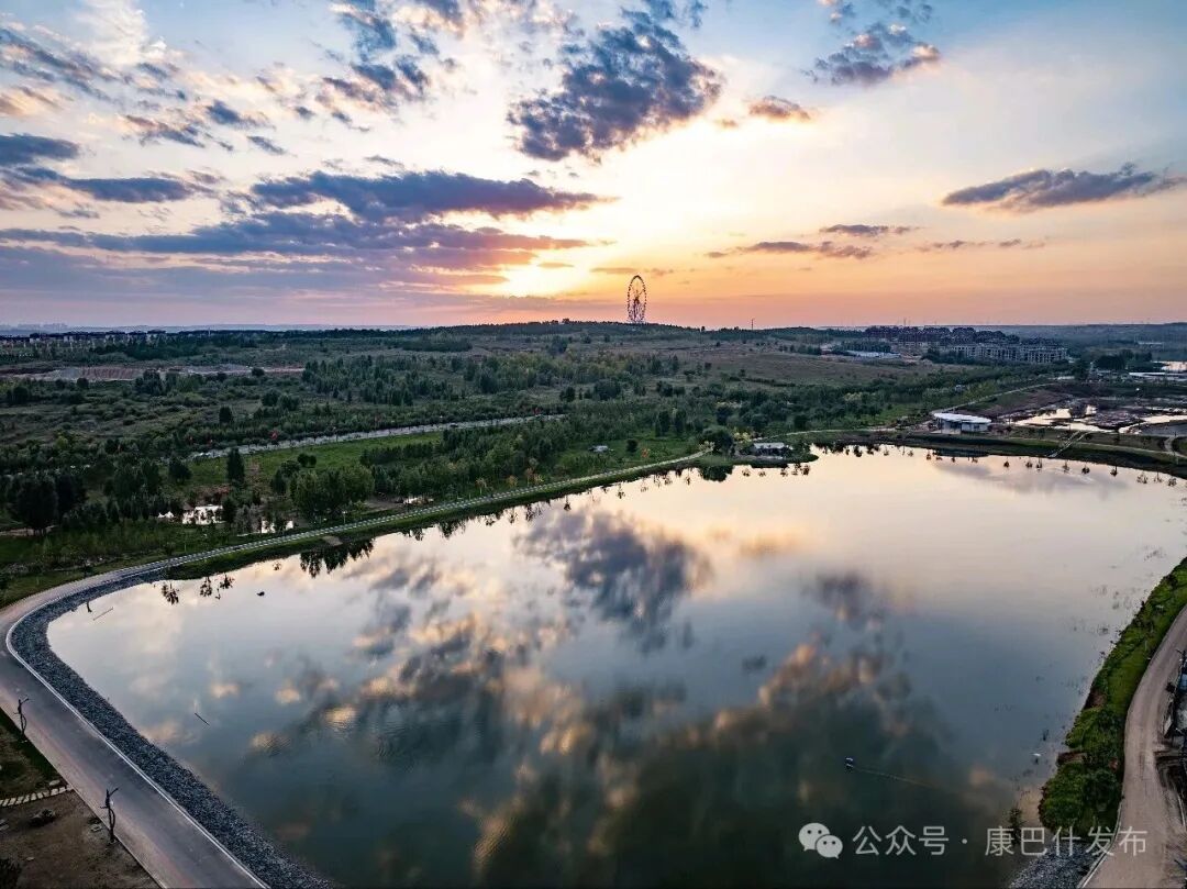 夕阳下的雷家坡湿地.jpg